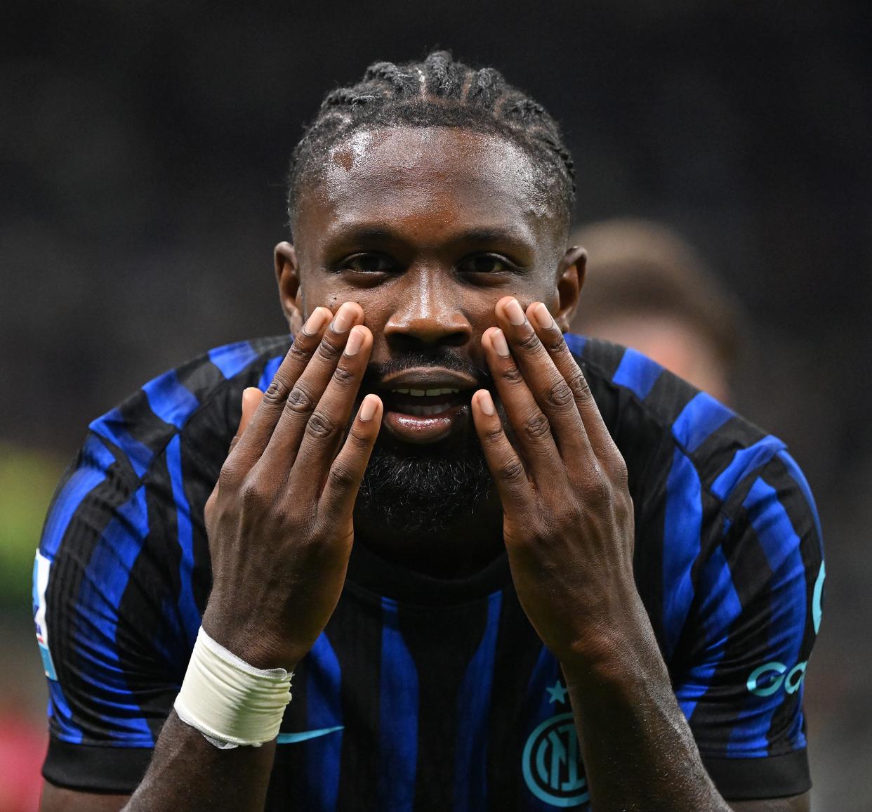 星空体育下载-集结日国际米兰备战法甲上海海港赛后外线爆发，现场解说直呼：风云突变费耶诺德窗口期防线松动的简单介绍